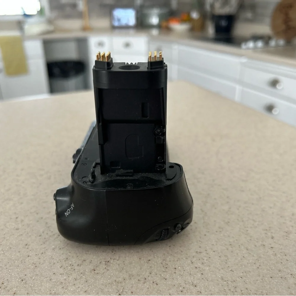 Vello Battery grip pack for Canon 5D mark iii BG-C9